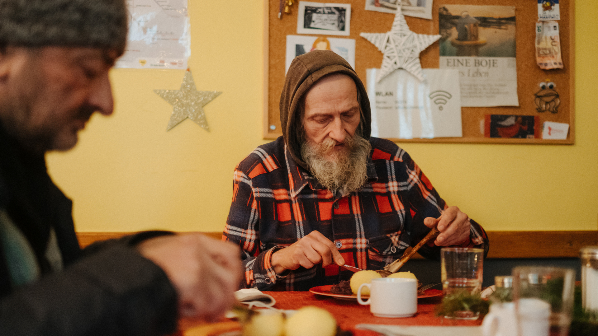 man mit Bart isst Weihnachtsgans