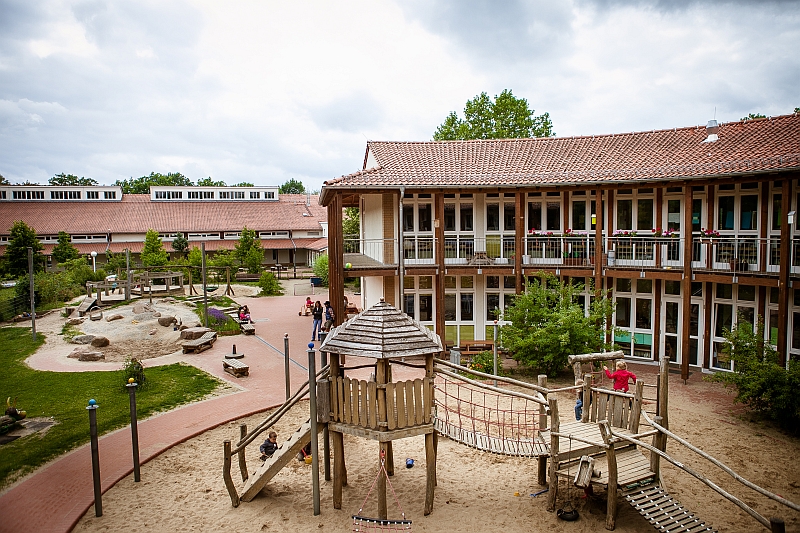 Blick auf Montessorihaus mit Spielplätzen