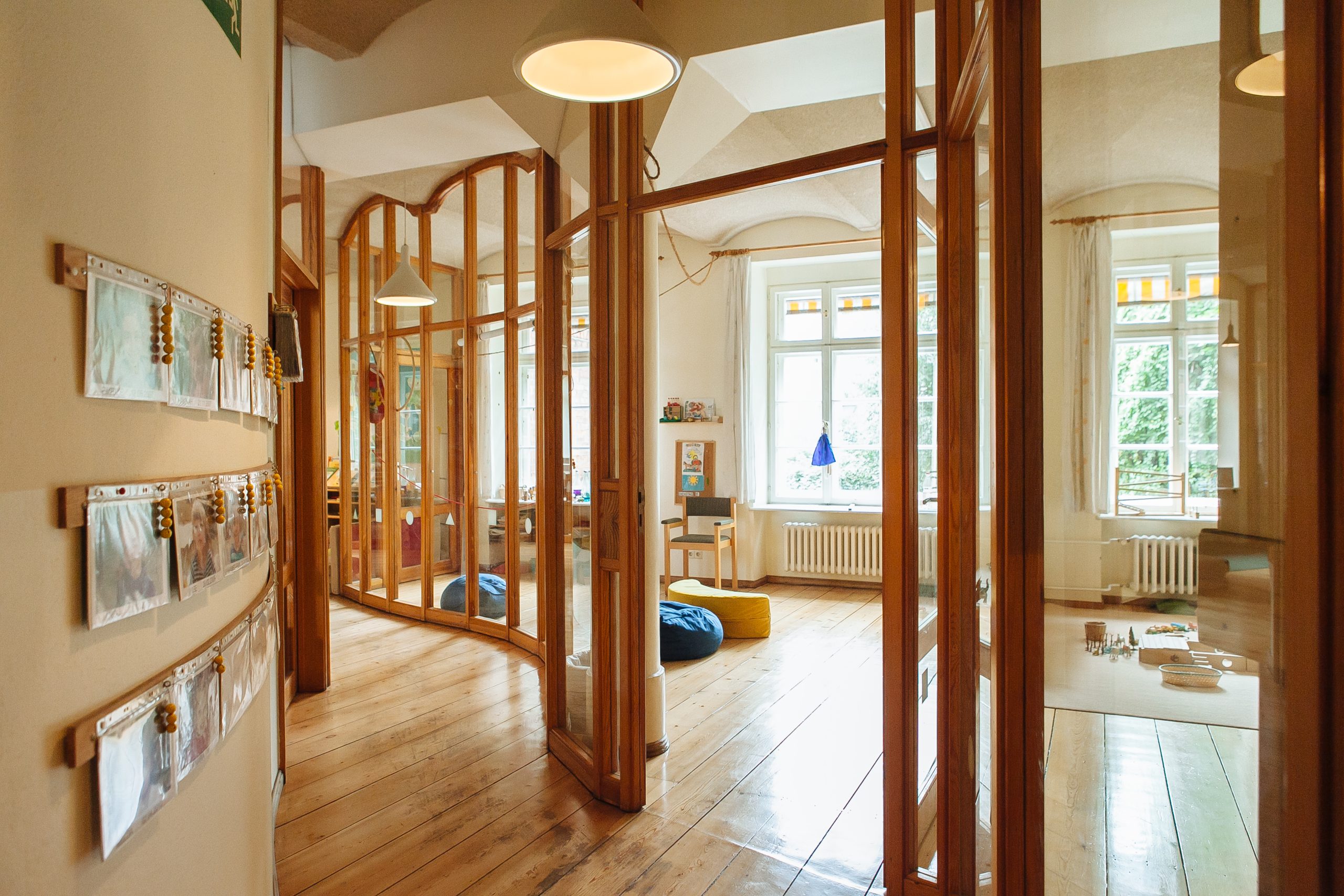 Blick in Hellen Raum mit hohen Decken und Holz