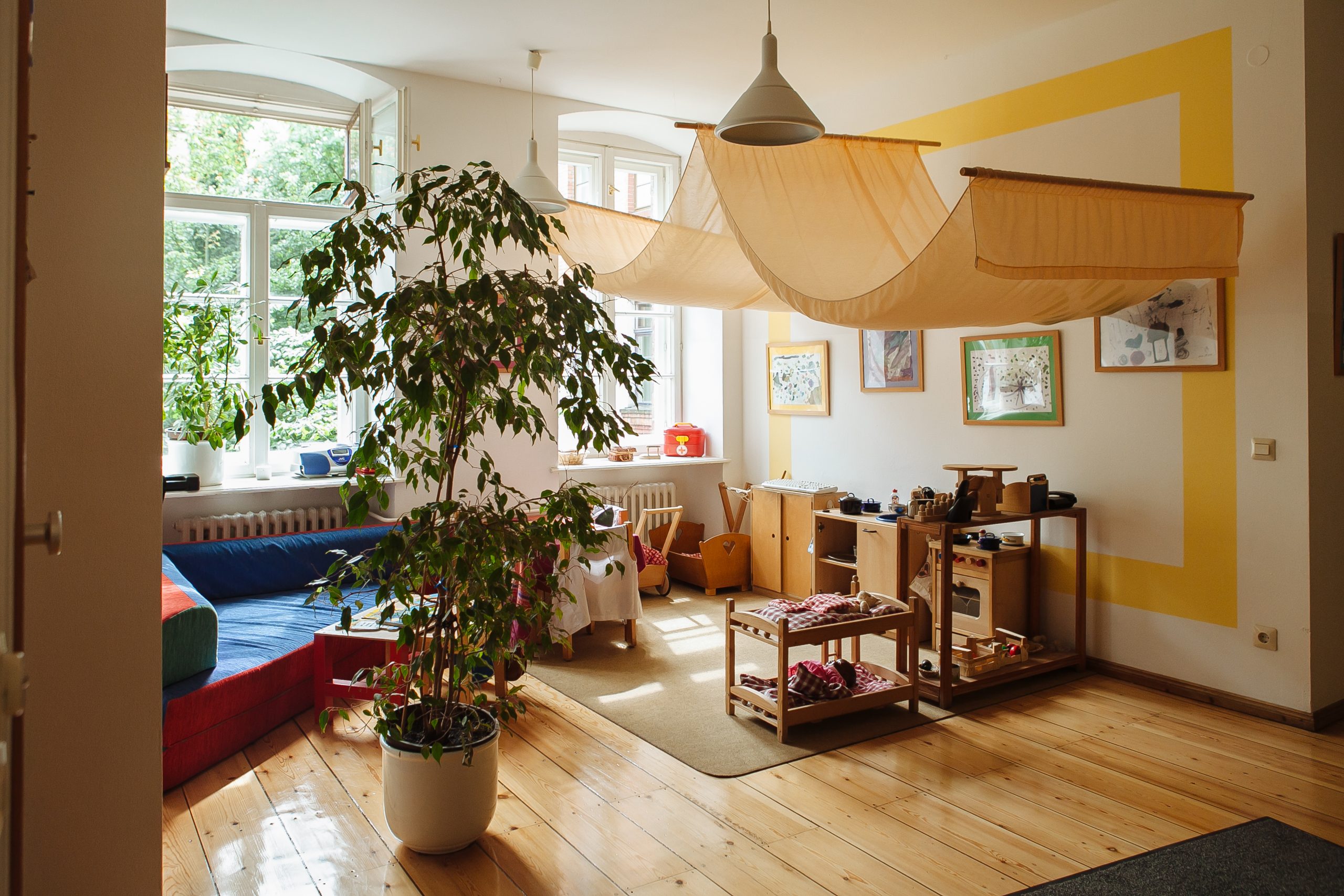 Raum mit Kinderküche und Pflanze