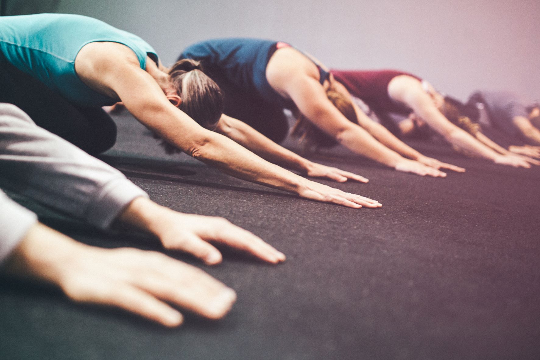 fünf Personen machen Yoga-Pause