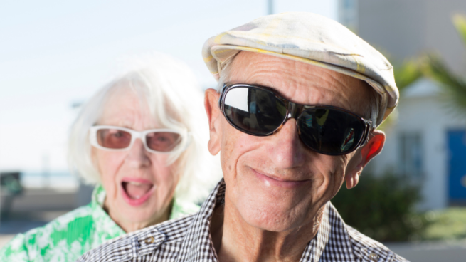 Senior und Seniorin mit Sonnenbrillen lustig Porträt
