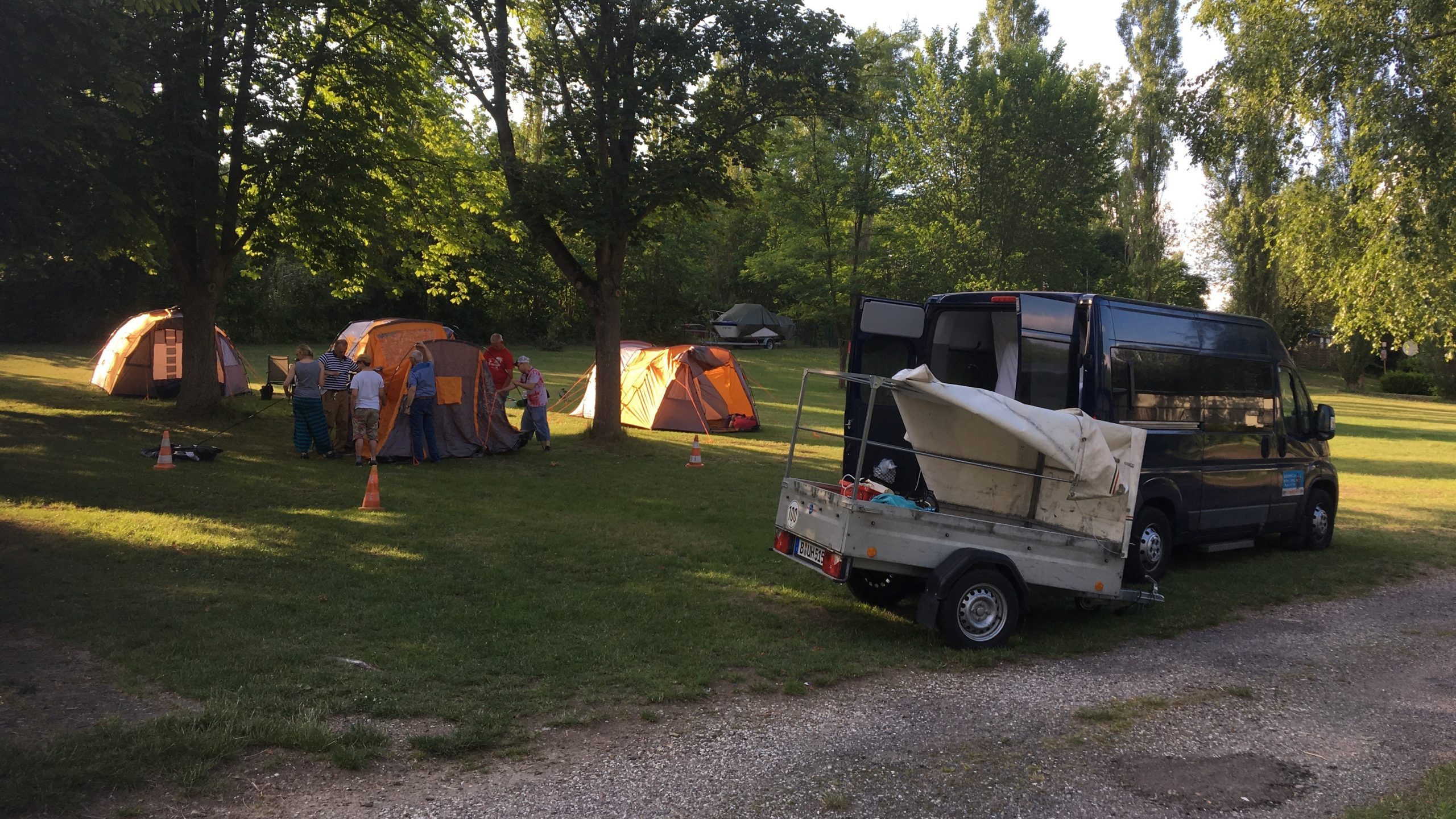 Blick auf Zeltplatz mit Zelten und Auto