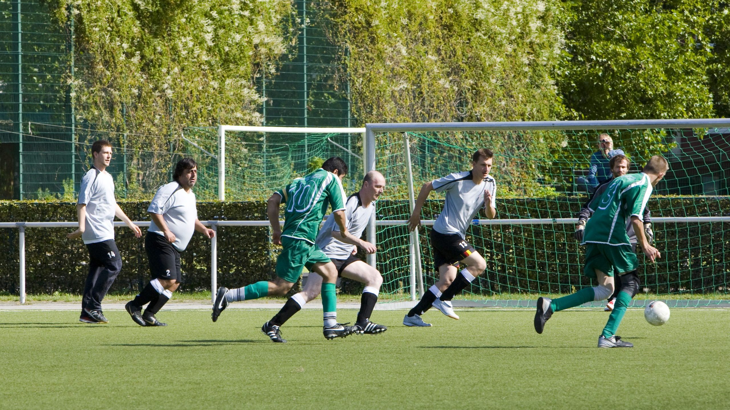 sechs Männer beim Fußballspielen