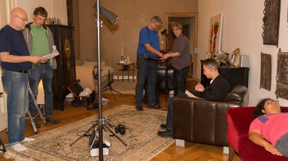 sechs Personen im Raum mit Filmtechnik sitzend und stehend