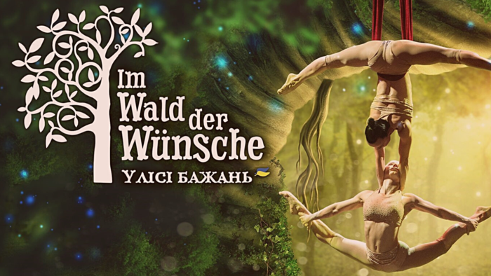 Werbebild "Im Wald der Wünsche" mit Schriftzug im Hintergudn zwei Trapezkünstlerinnen