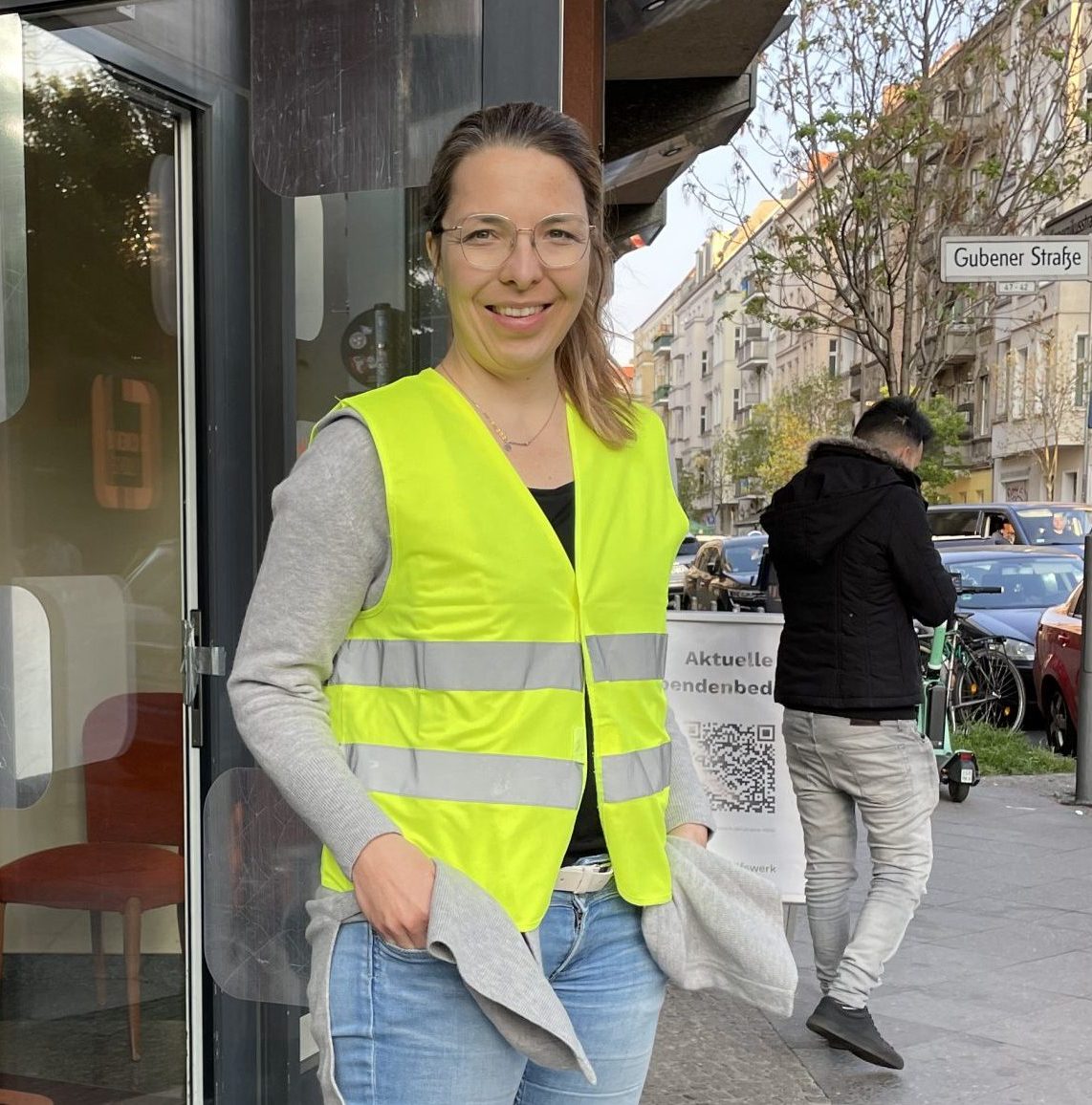 FRau Goeschel in Warnweste