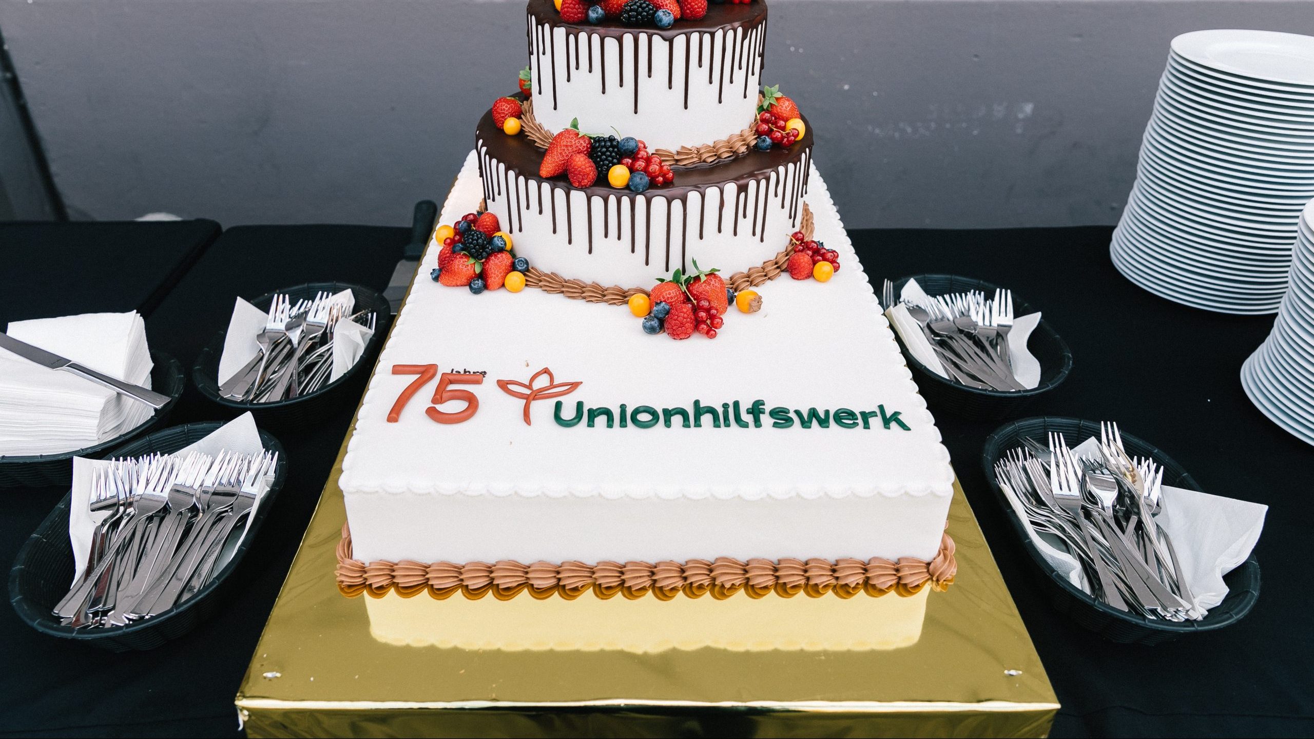 dreistöckige Torte mit Schriftzug Unionhilfswerk