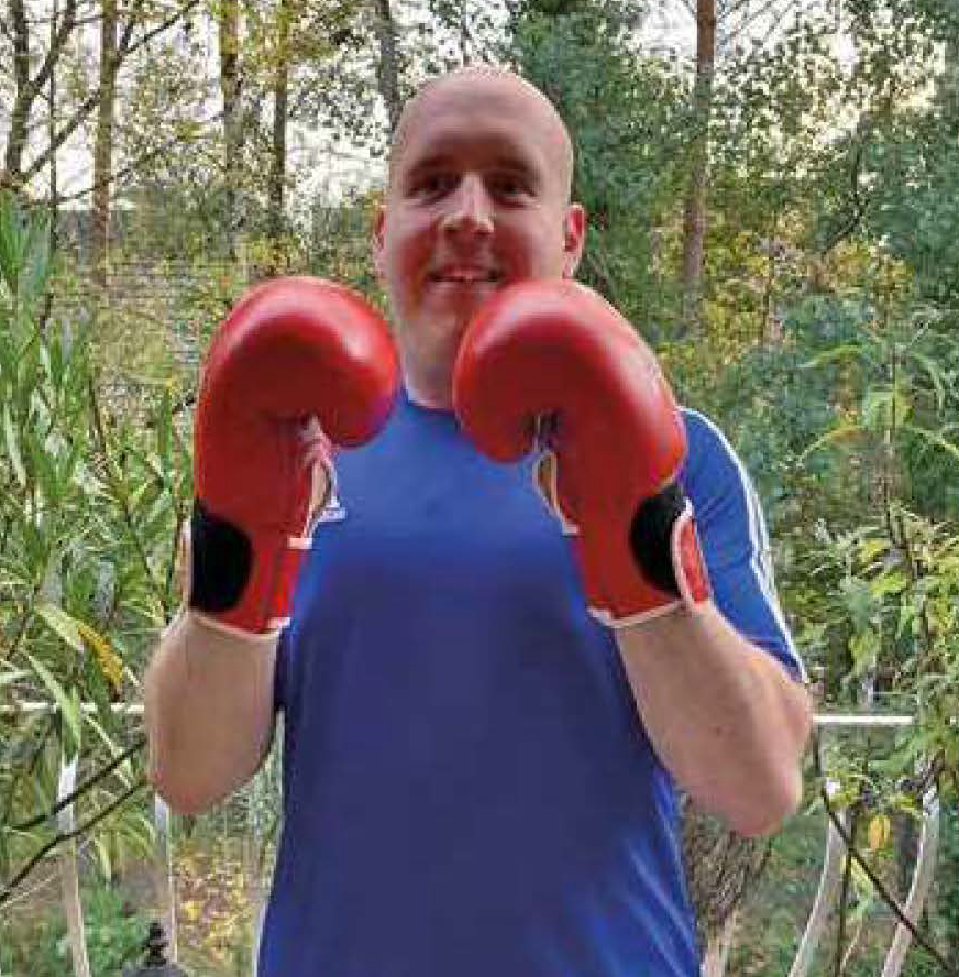 Mann mit Boxhandschuhen