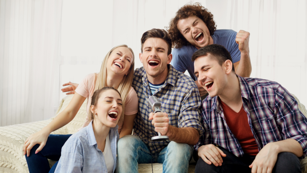 Singende junge Menschen