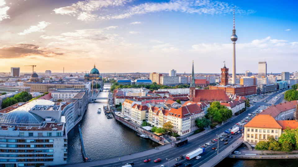 Berlin Skyline mit Blick auf Spree Fernsehturm