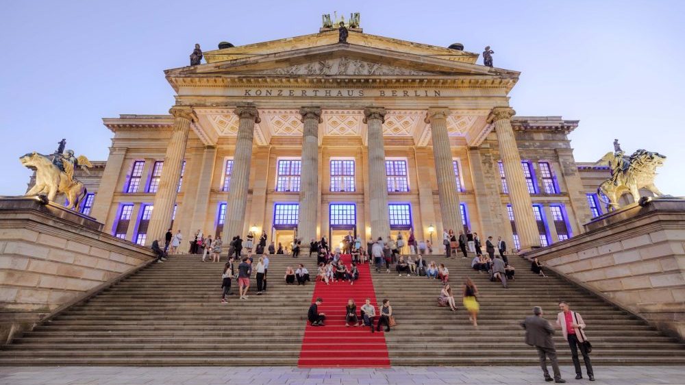 Menschen stehen vor dem Konzerthaus Berlin